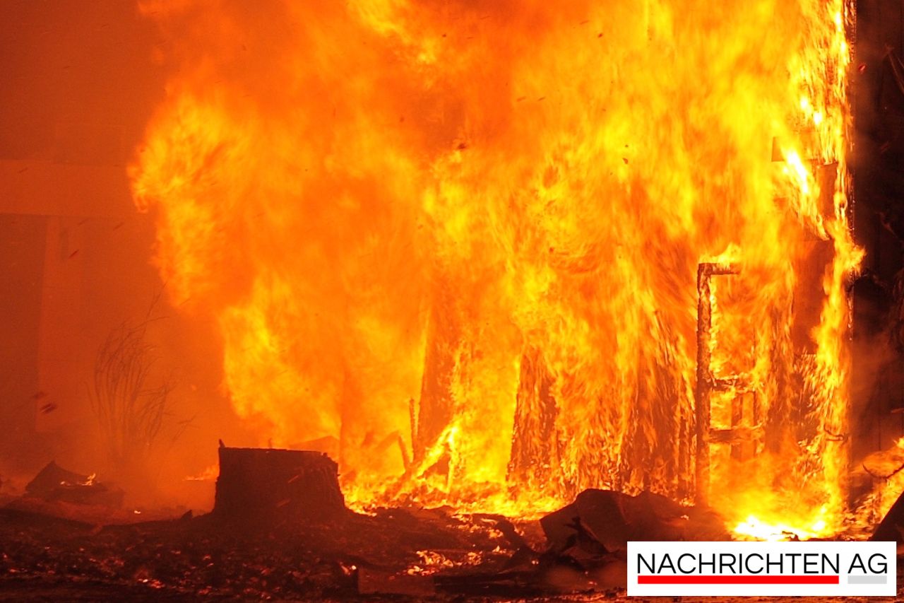 Dramatischer Großbrand in Oberbergkirchen: Zwei Häuser in Flammen!
